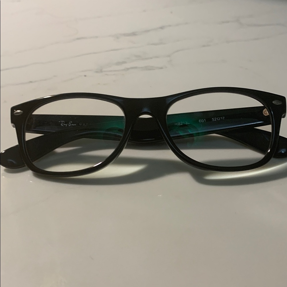 New Ray Ban Wayfarer Classic, a modernized, slightly smaller UNISEX preloved - Picture 5 of 7